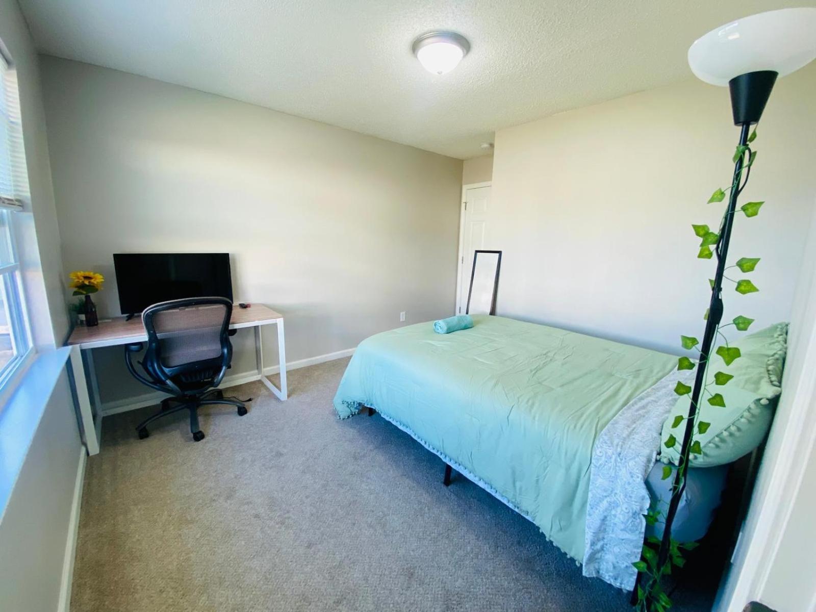 Spacious Room With Shared Bathroom رالي المظهر الخارجي الصورة